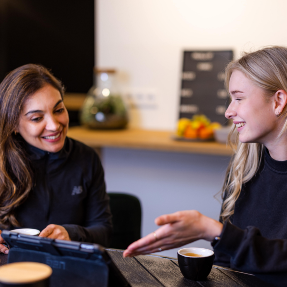 een receptioniste die een intake doet met een client